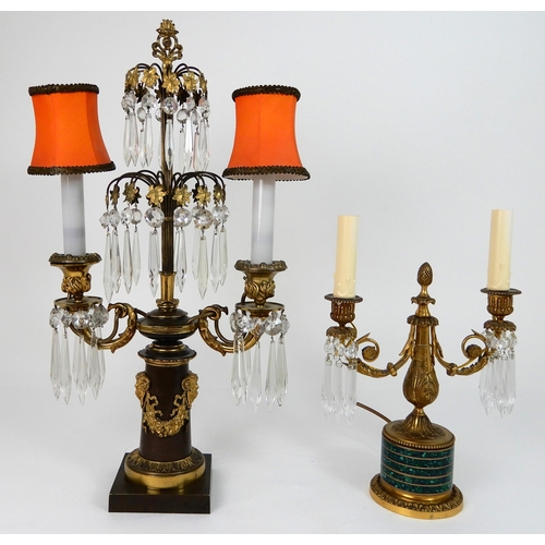 552 - A BRONZE AND ORMOLU TABLE LIGHT