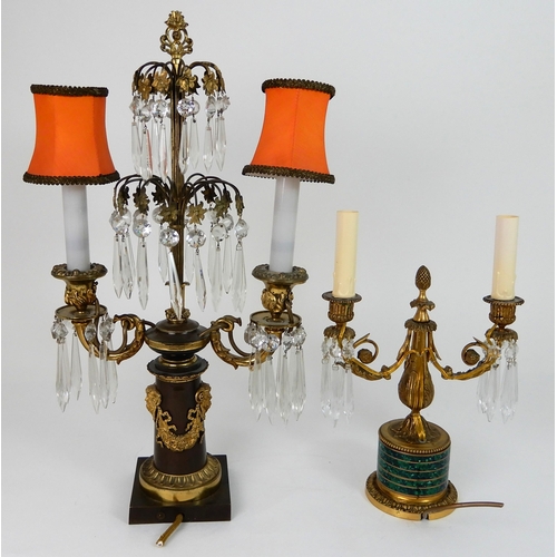 552 - A BRONZE AND ORMOLU TABLE LIGHT