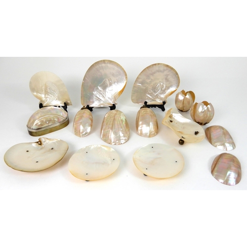 554 - A COLLECTION OF MOTHER OF PEARL DISHES