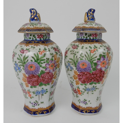 570 - A PAIR OF SAMSON JARS AND COVERS