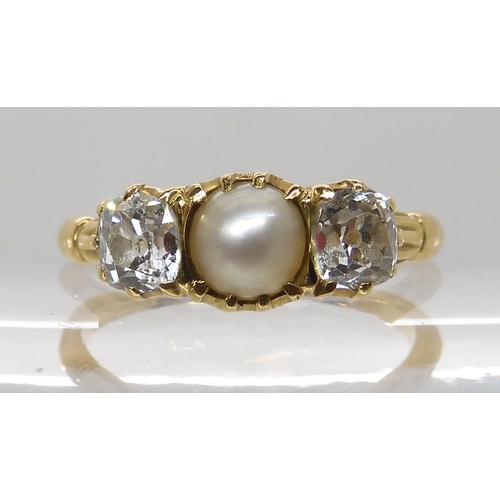 626 - AN 18CT GOLD DIAMOND AND PEARL RING