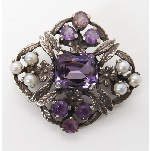 628 - AN AMETHYST AND PEARL BROOCH IN THE STYLE OF BERNARD INSTONE