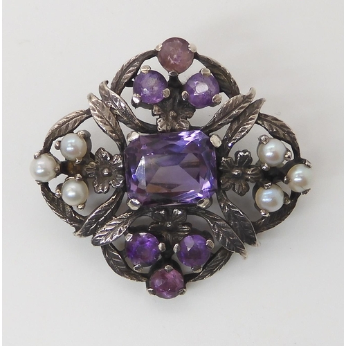 628 - AN AMETHYST AND PEARL BROOCH IN THE STYLE OF BERNARD INSTONE