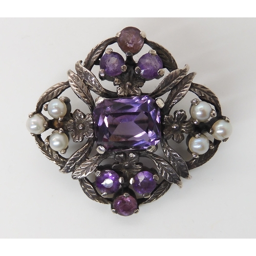 628 - AN AMETHYST AND PEARL BROOCH IN THE STYLE OF BERNARD INSTONE