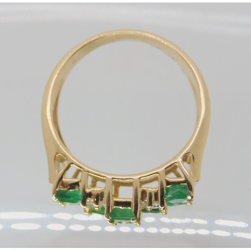 642A - A 14K EMERALD AND DIAMOND RETRO DRESS RING