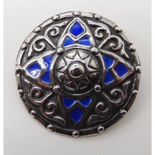 656 - AN ALEXANDER RITCHIE PATTERN BROOCH