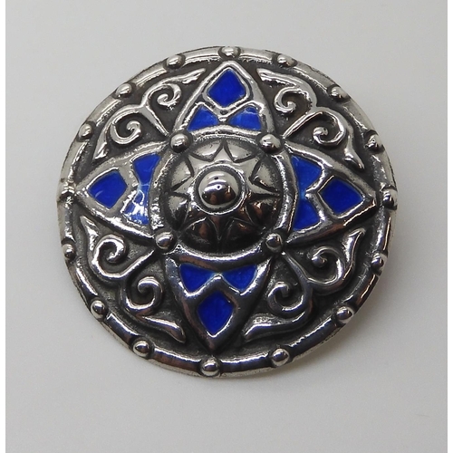 656 - AN ALEXANDER RITCHIE PATTERN BROOCH