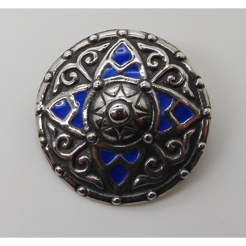 656 - AN ALEXANDER RITCHIE PATTERN BROOCH