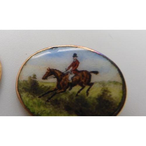 663 - A PAIR OF 9CT GOLD HUNTING SCENE CUFFLINKS