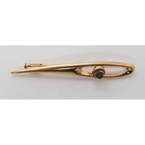 683 - A 14K GOLD AND SMOKY QUARTZ RETRO FINNISH BROOCH