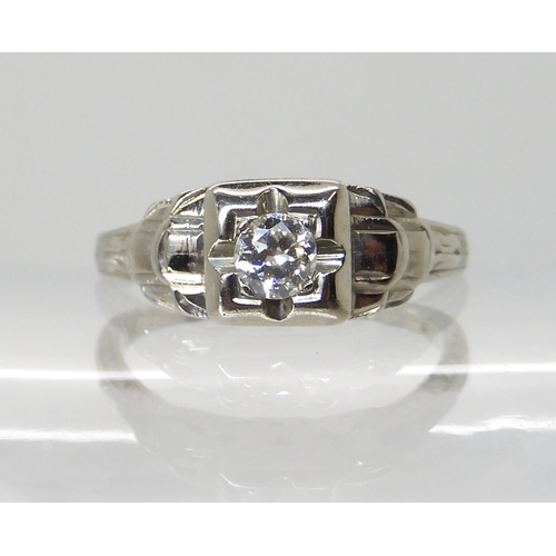 693 - AN 18K WHITE GOLD ART DECO DIAMOND RING