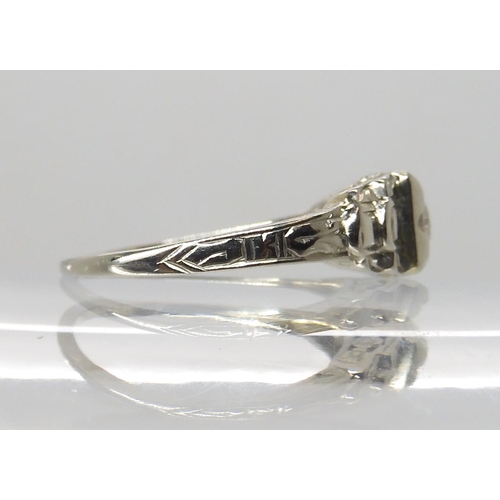 693 - AN 18K WHITE GOLD ART DECO DIAMOND RING