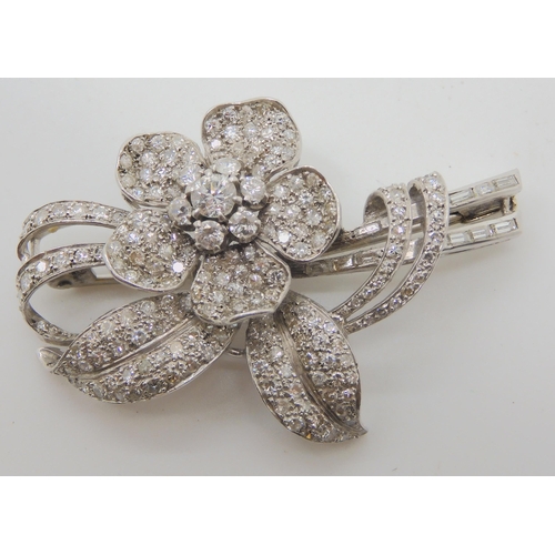 695B - A DIAMOND FLOWER BROOCH