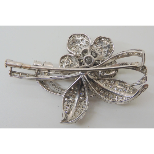 695B - A DIAMOND FLOWER BROOCH