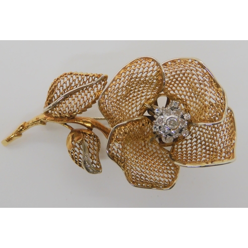 695D - AN 18CT GOLD EN TREMBLANT DIAMOND FLOWER BROOCH