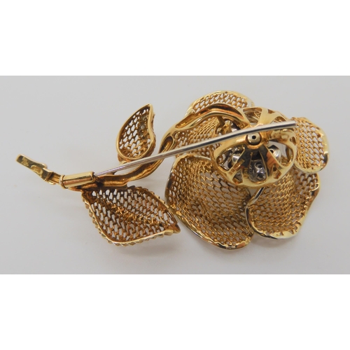 695D - AN 18CT GOLD EN TREMBLANT DIAMOND FLOWER BROOCH