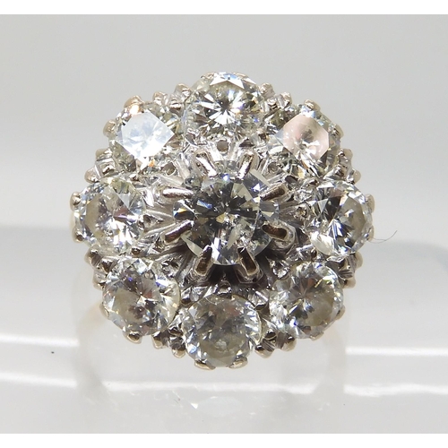 712 - AN 18CT GOLD DIAMOND CLUSTER RING