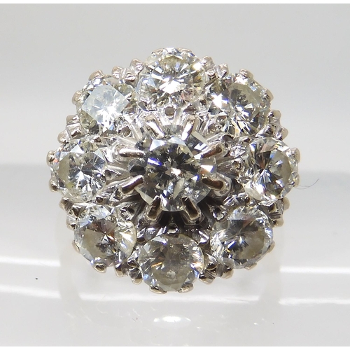 712 - AN 18CT GOLD DIAMOND CLUSTER RING