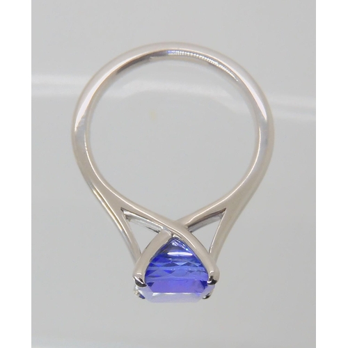 722B - A PLATINUM AND TANZANITE RING