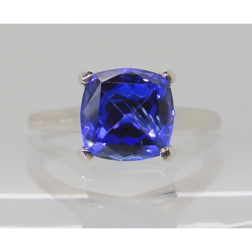 722B - A PLATINUM AND TANZANITE RING