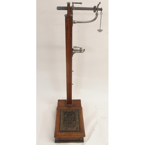 61 - A W & T AVERY OAK FLOOR SCALES