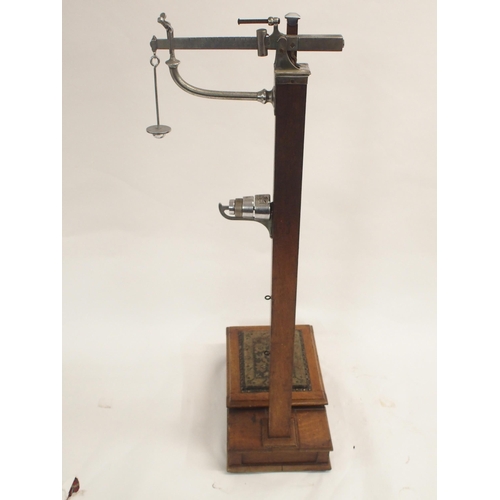 61 - A W & T AVERY OAK FLOOR SCALES