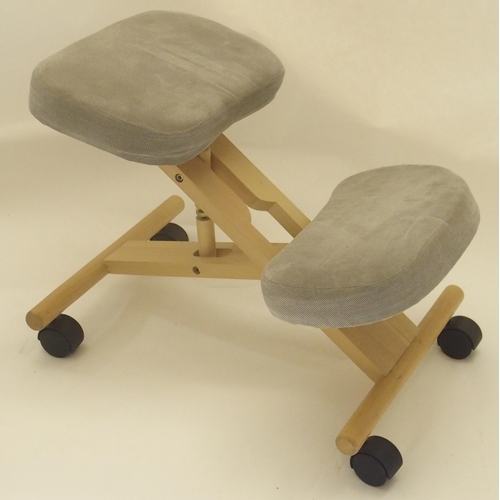 399 - A WOODEN ORTHOPEDIC KNEELING STOOL