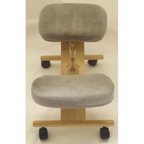 399 - A WOODEN ORTHOPEDIC KNEELING STOOL