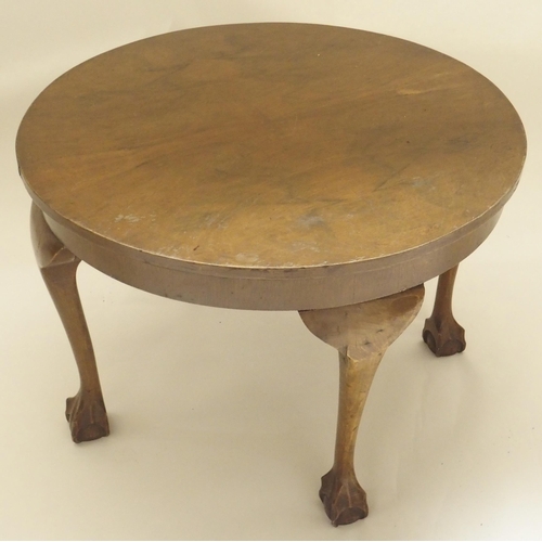 402 - A CIRCULAR OCCASIONAL TABLE