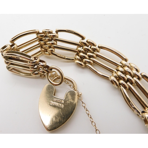 546 - A 9CT GOLD FANCY GATE BRACELET WITH HEART SHAPED CLASP