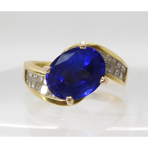 558 - AN 18CT GOLD TANZANITE AND DIAMOND DRESS RING