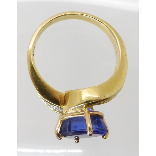 558 - AN 18CT GOLD TANZANITE AND DIAMOND DRESS RING