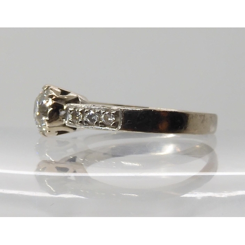 559 - AN 18CT WHITE GOLD DIAMOND RING