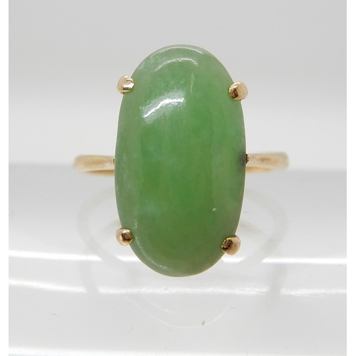 565 - A 14K CHINESE GREEN HARDSTONE RING