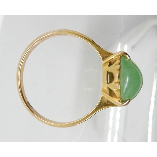 565 - A 14K CHINESE GREEN HARDSTONE RING