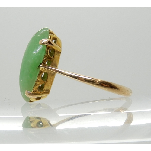 565 - A 14K CHINESE GREEN HARDSTONE RING