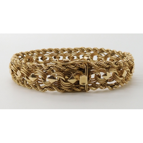 570 - A 14K GOLD FANCY LINK BRACELET