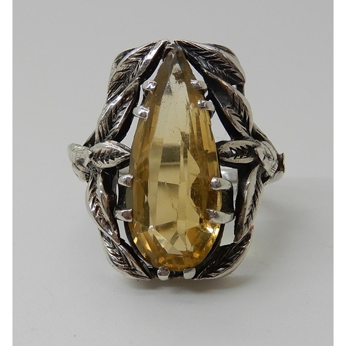 575 - A SILVER CITRINE SET RING IN THE STYLE OF BERNARD INSTONE