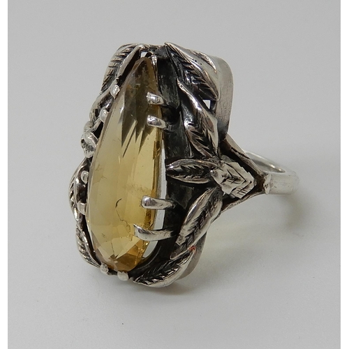 575 - A SILVER CITRINE SET RING IN THE STYLE OF BERNARD INSTONE