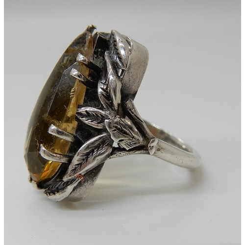 575 - A SILVER CITRINE SET RING IN THE STYLE OF BERNARD INSTONE