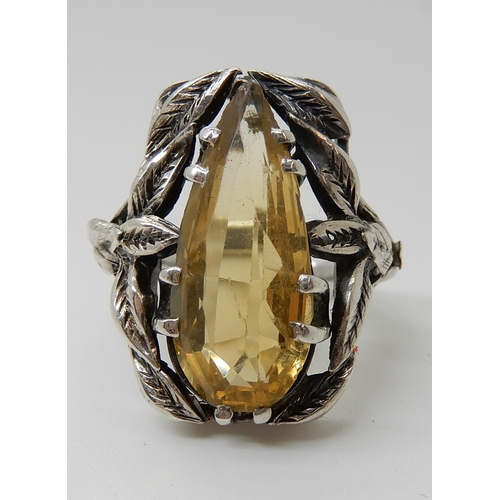 575 - A SILVER CITRINE SET RING IN THE STYLE OF BERNARD INSTONE