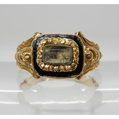 580 - A BRIGHT YELLOW METAL EARLY VICTORIAN MOURNING RING