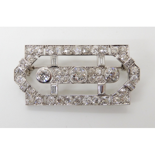 596 - AN 18CT GOLD ART DECO STYLE DIAMOND BROOCH