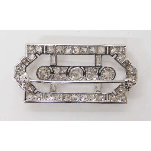 596 - AN 18CT GOLD ART DECO STYLE DIAMOND BROOCH