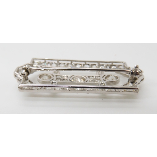 596 - AN 18CT GOLD ART DECO STYLE DIAMOND BROOCH