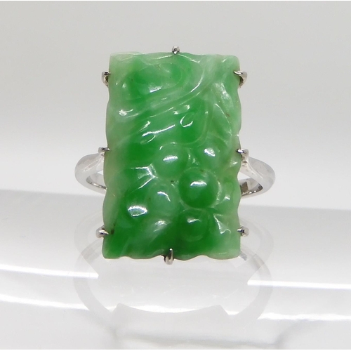 600 - A 9CT WHITE GOLD CHINESE GREEN HARDSTONE RING