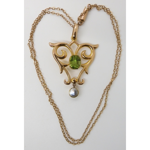 622 - A 15CT GOLD EDWARDIAN PERIDOT AND MOTHER OF PEARL PENDANT