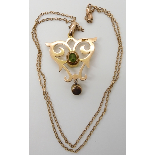 622 - A 15CT GOLD EDWARDIAN PERIDOT AND MOTHER OF PEARL PENDANT