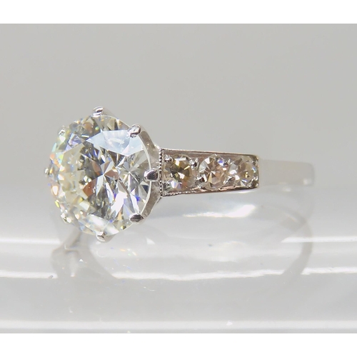 634 - A SUBSTANTIAL PLATINUM AND DIAMOND RING