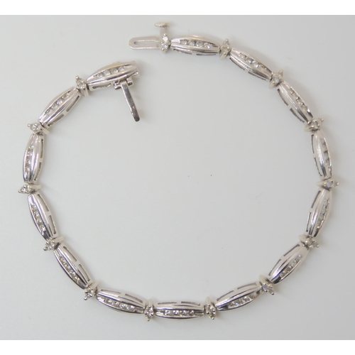 636 - A 14K WHITE GOLD DIAMOND BRACELET